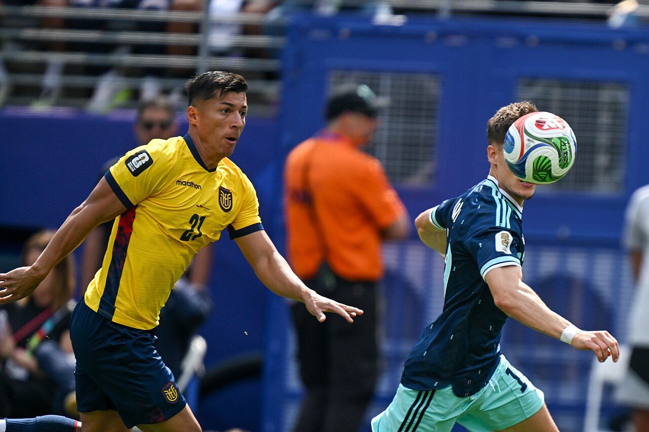 阵型与角色规则科普｜战术入门：4-3-3、3-4-3 与伪九号、内收边卫这些概念怎么读（华体会平台）
